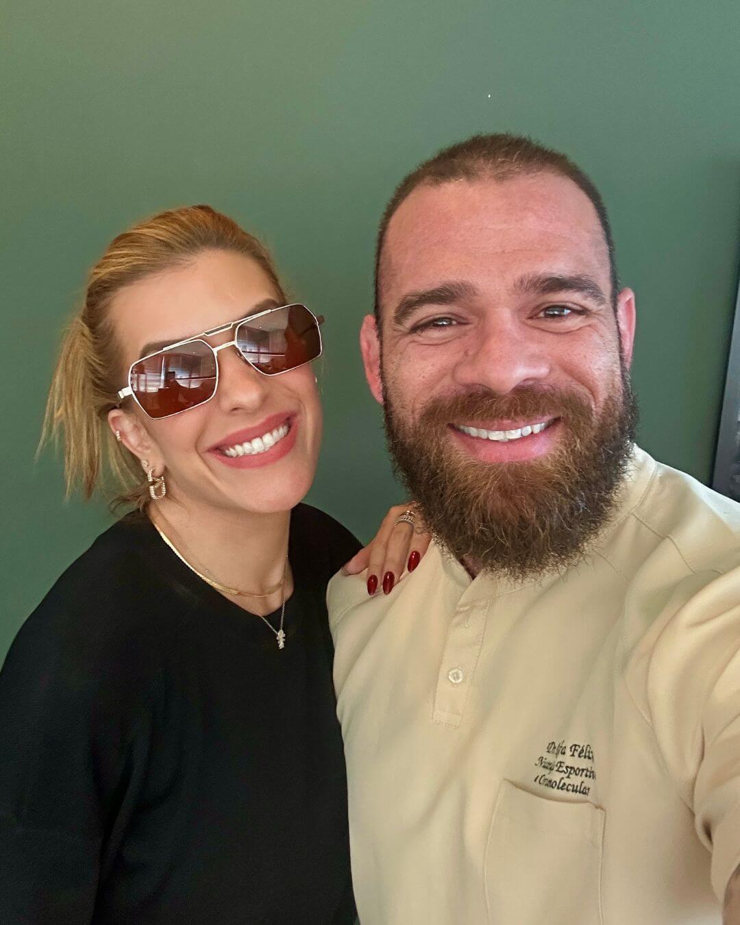 Lore Improta e o nutricionista Rafael Felix no consultório